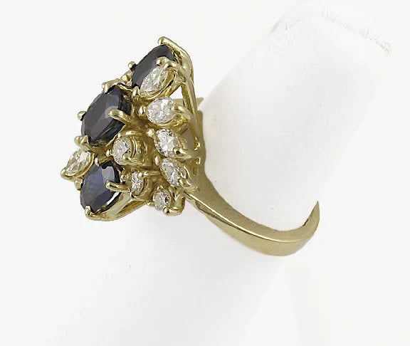 Eye Catching Modern 18K Gold Sapphire VS Diamond Ring