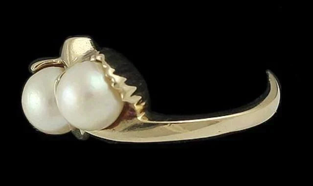 Striking Modern 10K Yellow Gold & Pearl Toi Et Moi Ring Size 5