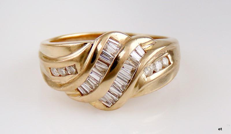 Lovely Modern 14K Yellow Gold & Diamond Ring Size 7