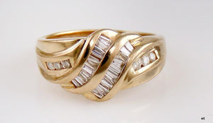 Lovely Modern 14K Yellow Gold & Diamond Ring Size 7