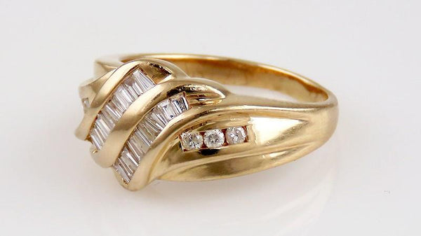 Lovely Modern 14K Yellow Gold & Diamond Ring Size 7