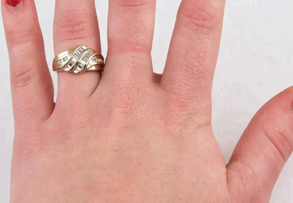 Lovely Modern 14K Yellow Gold & Diamond Ring Size 7