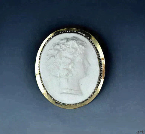 Delightful Antique Victorian Cameo Brooch in a Gold Plated Setting, c. 1880