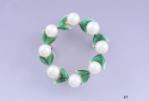 Lovely 14k Gold Pearl Green Enamel Mistletoe Wreath Brooch Pin