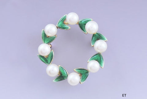 Lovely 14k Gold Pearl Green Enamel Mistletoe Wreath Brooch Pin