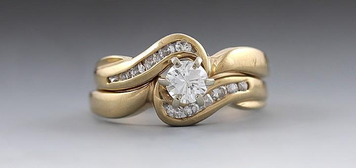 Stunning 14K Gold & Diamond Engagement Ring w/Guard Wedding Ring Suite