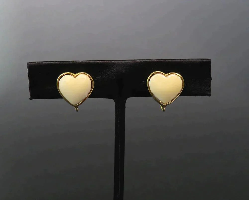 Vintage Sweet 18k Yellow Gold Carved Heart Clip Earrings