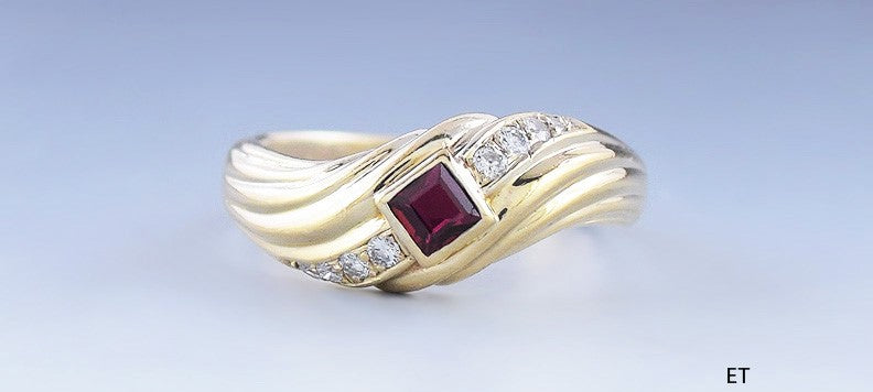 Stylish 18k Yellow Gold Ruby & Diamond Ring