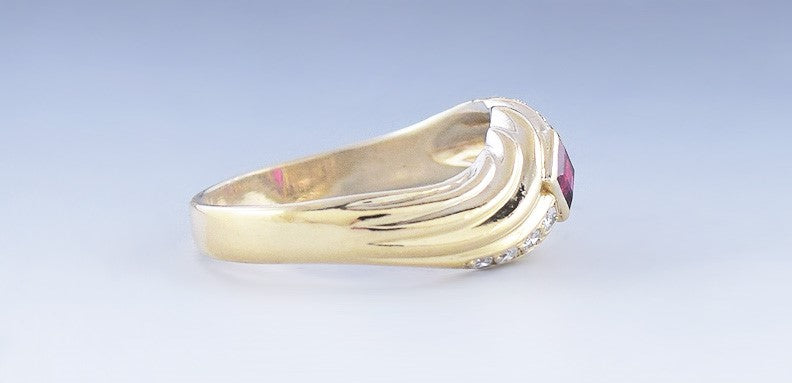 Stylish 18k Yellow Gold Ruby & Diamond Ring